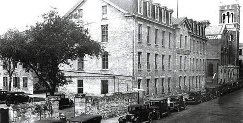 A black and white photo of a building

Description automatically generated